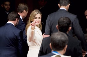 Letizia saludando a la gente en Luxemburgo