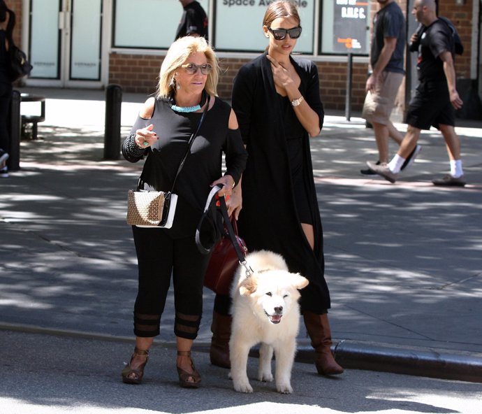 irina shayk con madre de bradley cooper