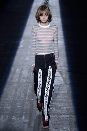 La extrema delgadez de Peyton Knight, hizo que las críticas le llovieran a Victoria Beckham