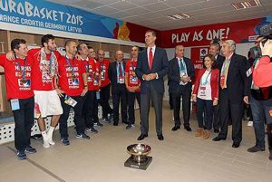 El rey Felipe VI y la selección española en el vestuario