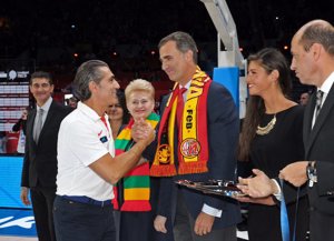 El rey Felipe VI felicita al entrenador Sergio Scariolo