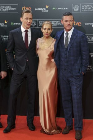 Sienna Miller en la premiere de 'High-Rise' acompañada de de Luke Evans y Tom Hiddleston