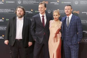 Sienna Miller en la premiere de 'High-Rise' acompañada de de Luke Evans y Tom Hiddleston