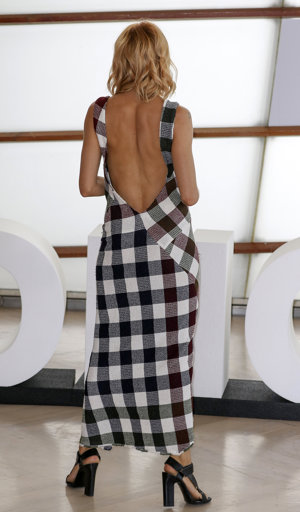 Sienna Miller a su llegada al Festivl de San Sebastián con un vestido de Victoria Beckham