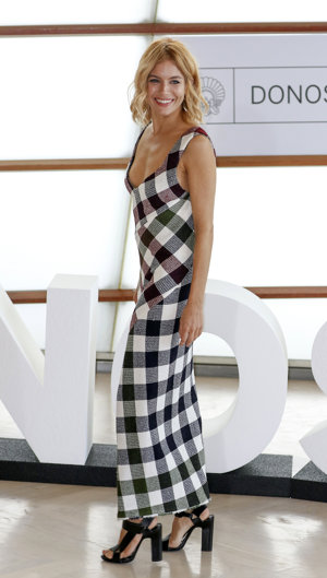 Sienna Miller a su llegada al Festivl de San Sebastián con un vestido de Victoria Beckham