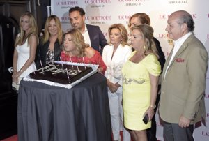 Terelu Campos rodeada de amigos sopla las velas de la tarta