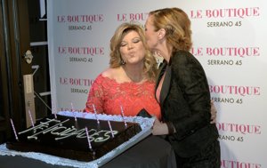 Terelu recibe las felicitaciones de sus amigas