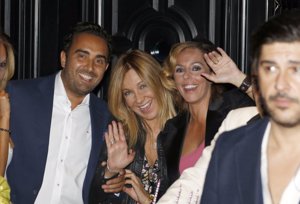 Los invitados saludan con gesto divertido