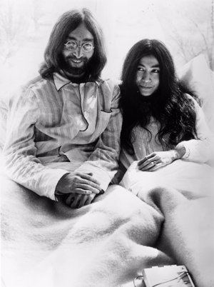 Yoko Ono con John Lennon en la cama