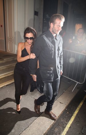 Victoria Beckham: ¿Qué es esa mancha que llevas en los pantalones?