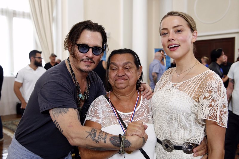 Johnny Depp y Amber Heard junto a una de las mujeres