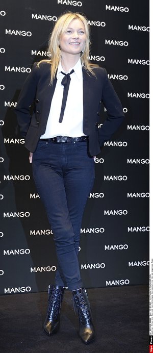 La modelo  nos deleita cn una camisa con lazo al cuello una tendencia que se va a llevar mucho este otoño.