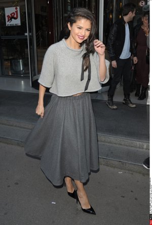 La cantante ha preferido llevar una falta con pliegues y un jersey con lazo ladeado.