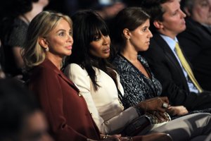 Corinna sentada al lado de Naomi Campbell en la Global Clinton Initiative