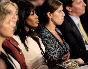 Corinna sentada al lado de Naomi Campbell en la Global Clinton Initiative