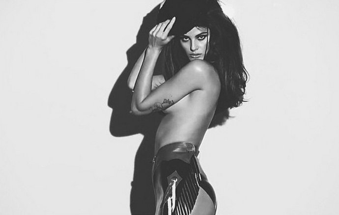 Isabeli Fontanta en el Calendario Pirelli