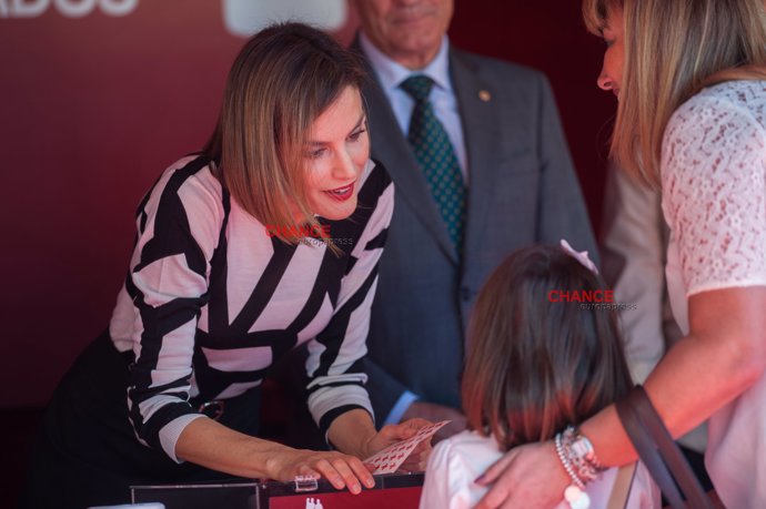 La reina Letizia saluda a una niña