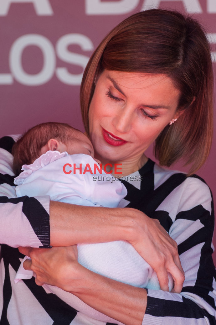 La reina Letizia con un bebé en brazos