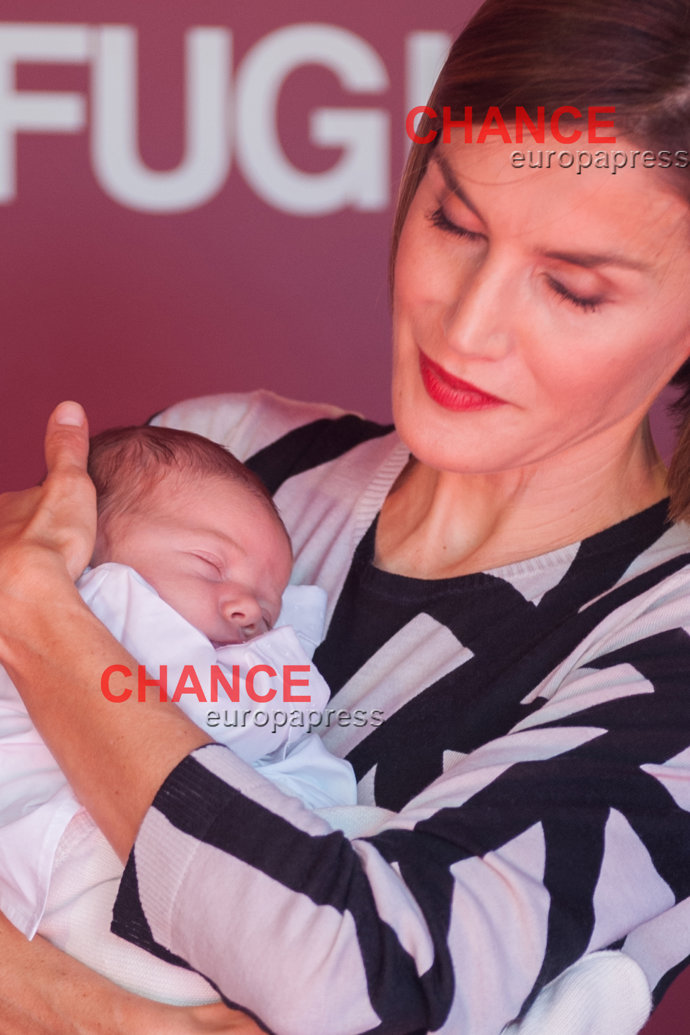 La reina Letizia con un bebé en brazos