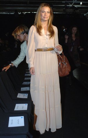 Carla Goyanes decidió ponerse el modelo Franky de Mango en el desfile de Rosa Clará en la Barcelona Bridal Week de 2011