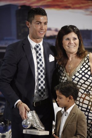 Cristiano Ronaldo con su madre y su hijo