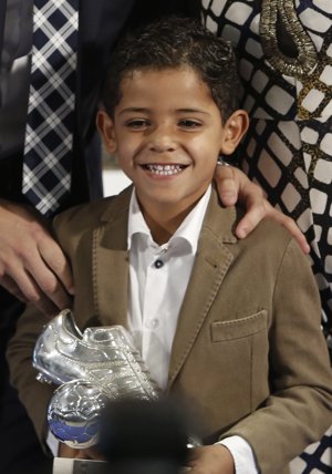 Cristiano Ronaldo Jr. posa feliz con el trofeo de su padre