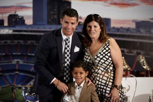 Cristiano Ronaldo con su madre y su hijo