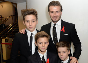 David Beckham posando orgulloso con sus hijos mayores
