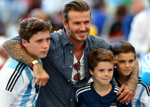 David Beckham posando orgulloso con sus hijos mayores