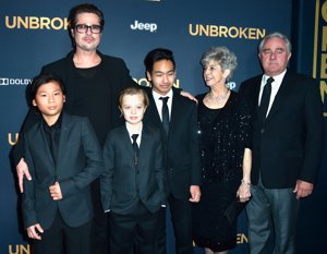 Brad Pitt con sus padres y sus tres hijos mayores: Maddox, Pax y Shiloh