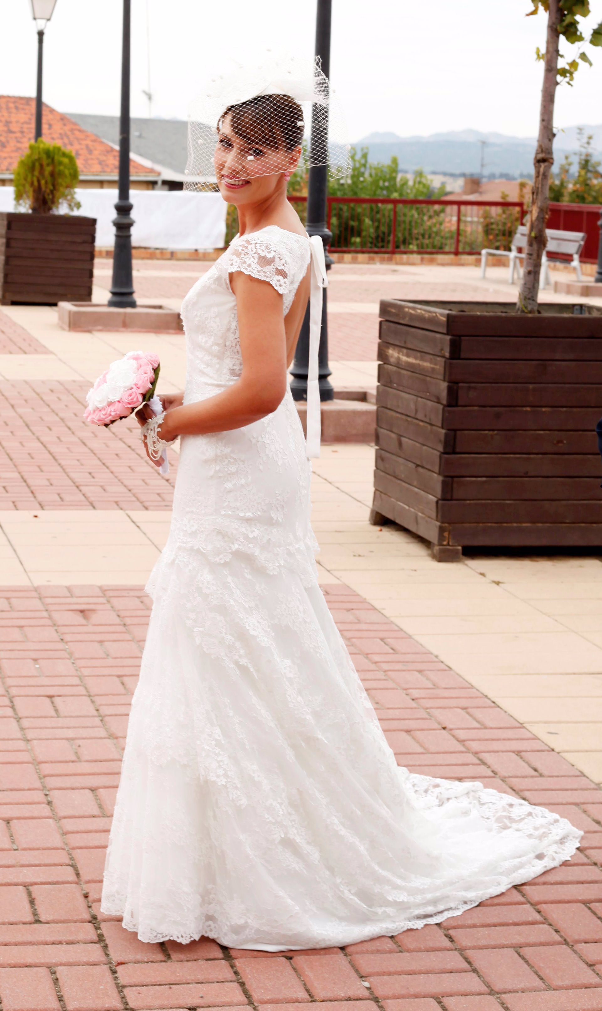 Carolina Casado con un sencillo vestido blanco de manga corta y escote en pico de encaje