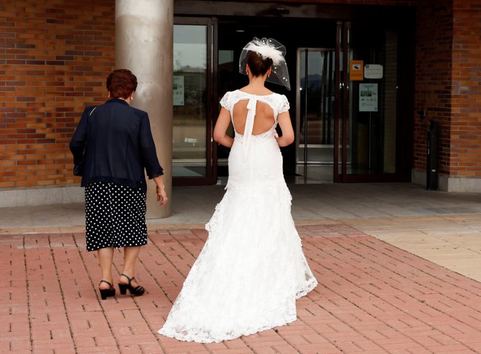 Caronlina Casado, detalle del vestido de novia por detrás