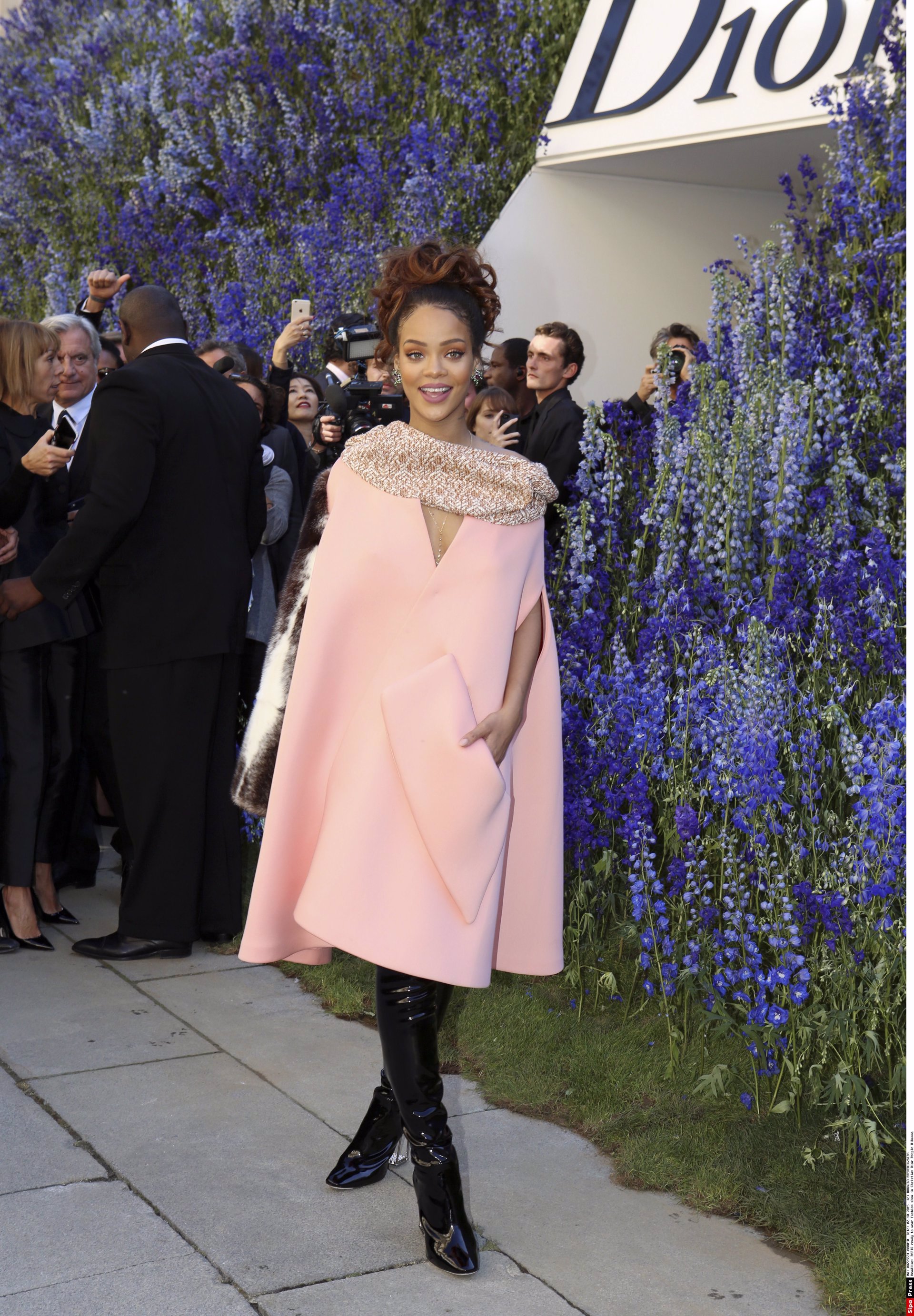 Rihanna París vestido manta rosa 