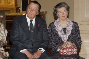 El Infante Don Carlos y esposa en la entrega de toisones de oro a Víctor García de la Concha y Javier Solana Madariaga