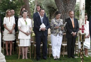 Los duques de Soria, Margarita de Borbón d, y Carlos Zurita 2d, su hija María Zurita i, junto a Irene de Grecia 3d, el infante Carlos de Borbón-Dos Sicilias 3i y su mujer Ana de Francia 2i, durante el bautizo de la infanta Sofía, oficiado hoy por el arzobispo de Madrid, el cardenal Antonio María Rouco Varela, en los jardines del Palacio de la Zarzuela