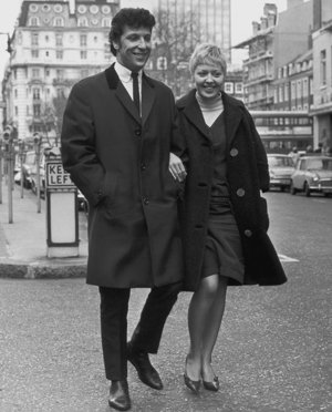 Tom Jones de paseo junto a su mujer, Linda Trenchard