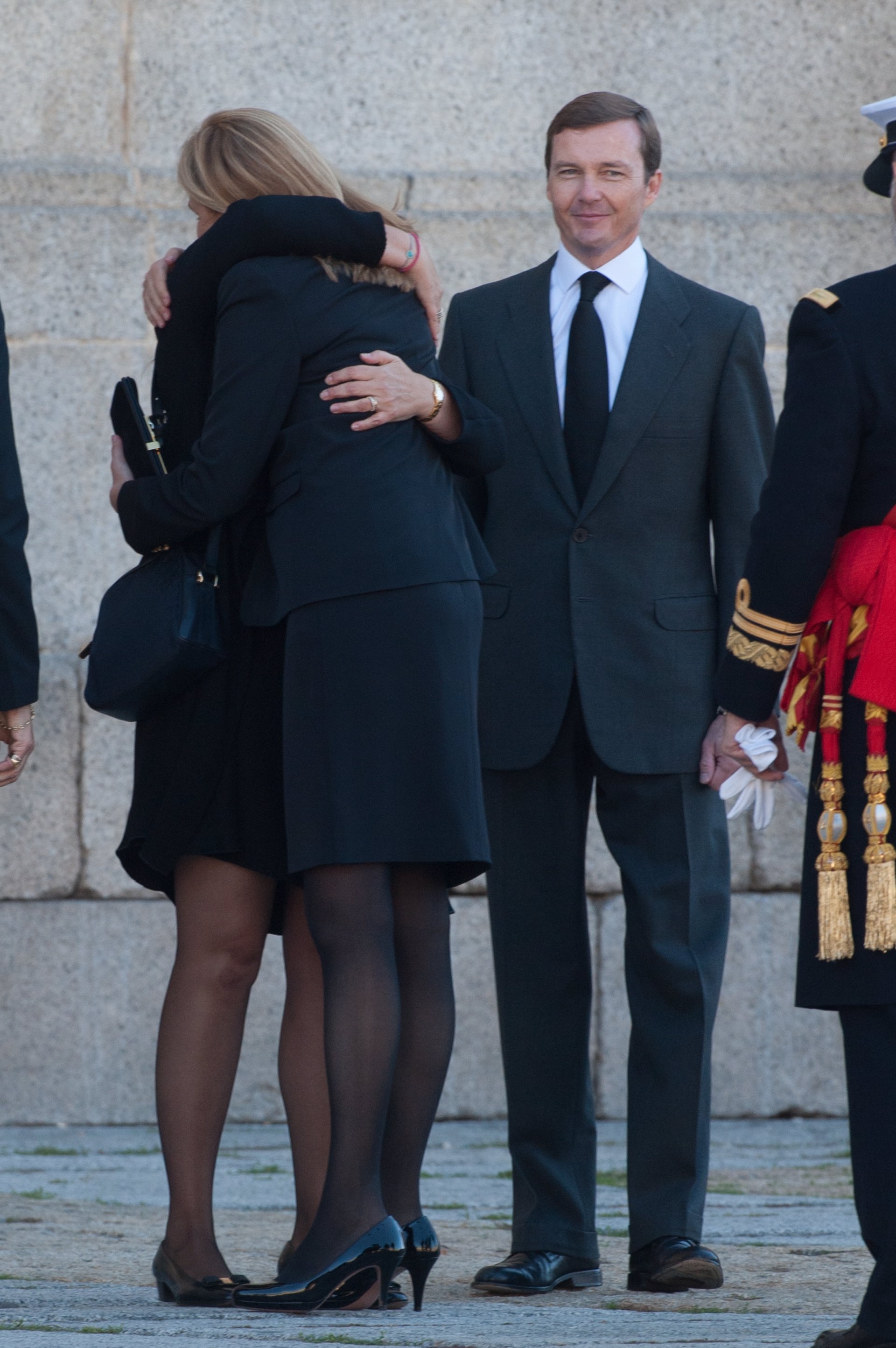 Cristina de Borbón y Victoria de Borbón Dos Sicilias se dan un fuerte abrazo en el funeral del Infante Don Carlos