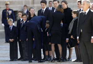 Los Reyes de España dando el pésame a la familia de Don Carlos