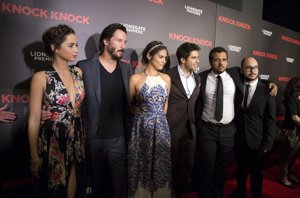 Los protagonistas y Eli Roth, el director de 'Knock Knock'