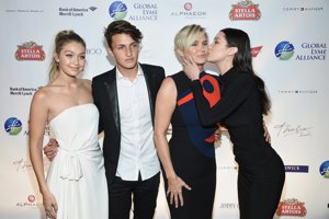 Gigi, Anwar y Bella Hadid con su madre Yolanda Foster