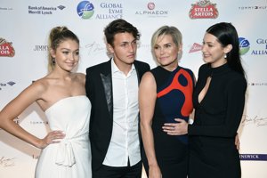 Gigi, Anwar y Bella Hadid con su madre Yolanda Foster