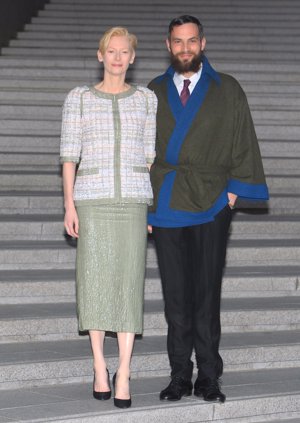 Tilda Swinto y Sandro Kopp