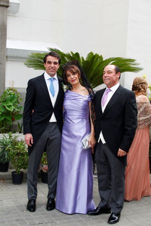 El novio, Antonio Aparicio junto a sus padres, Antonio Aparicio Auñón y la también madrina de la ceremonia, Ana Mª Valenzuela Martín