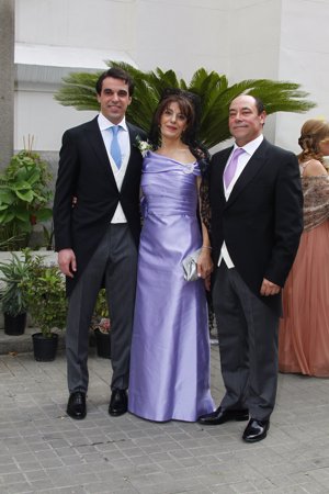 El novio, Antonio Aparicio junto a sus padres, Antonio Aparicio Auñón y la también madrina de la ceremonia, Ana Mª Valenzuela Martín