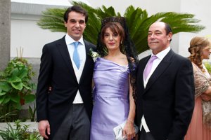 El novio, Antonio Aparicio junto a sus padres, Antonio Aparicio Auñón y la también madrina de la ceremonia, Ana Mª Valenzuela Martín
