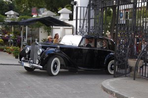 Cristina de la Torre llegando a la iglesia en un flamante Rolls Royce