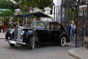Cristina de la Torre llegando a la iglesia en un flamante Rolls Royce