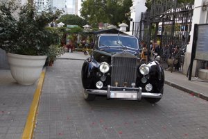 Cristina de la Torre llegando a la iglesia en un flamante Rolls Royce