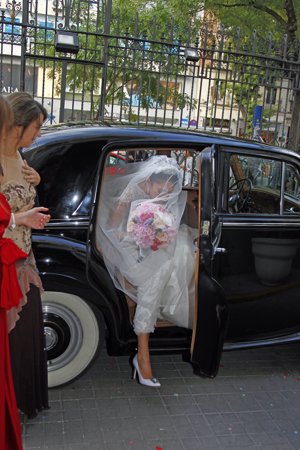 Cristina de la Torre llegando a la iglesia en un flamante Rolls Royce