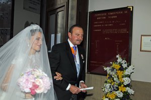 Manuel J. de la Torre acompañó como buen padrino a su hija hasta el altar